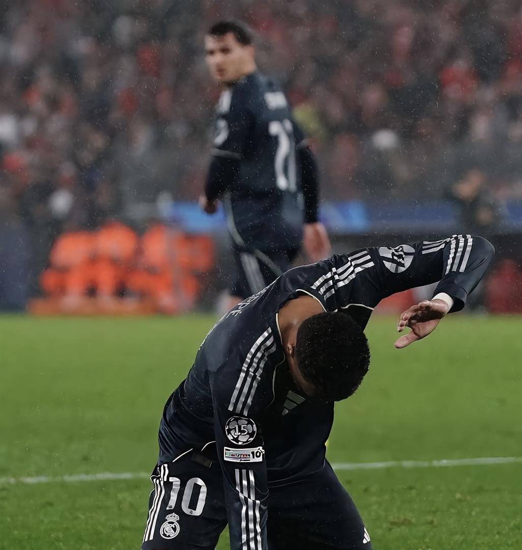 离谱！成都蓉城回应争议比利亚雷亚尔转会期遗憾出局，本菲卡再遭质疑备战欧冠的简单介绍